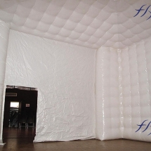 Un tente gonflable chapiteau, en enveloppe PVC 0,6 mm, air captif étanche, avec une paroi capitonnée en double peau.