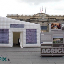 tente-gonflable-grande-taille-exposition-foire-agricole-devant-mairie-place-publique