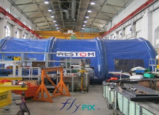 Abri gonflable en forme de tunnel pour chantier, fabriquée pour ALSTOM.