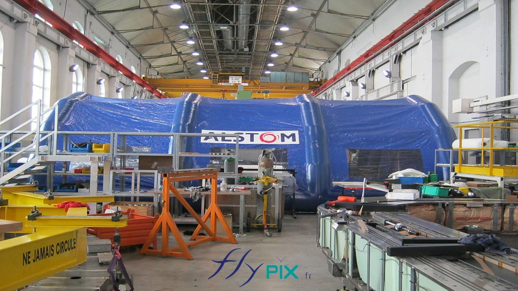 Abri gonflable en forme de tunnel pour chantier, fabriquée pour ALSTOM.