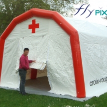Une tente PMA gonflable fabriquée pour le Croix Rouge Française, avec des marquages personnalisés imprimés.