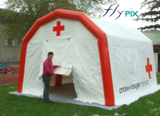 Une tente PMA gonflable fabriquée pour le Croix Rouge Française, avec des marquages personnalisés imprimés.