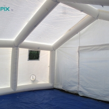 Intérieur d&#039;une tente gonflable PMA, avec une bâche au sol, une porte. Boudins d&#039;ossatures D = 0,60 m.