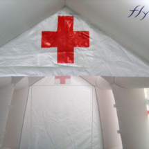 Marquages personnalisés en impression sur fond blanc, du logo de la Croix Rouge Française, pour une tente PMA.