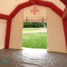 Tente PMA gonflable (poste médical avancé), pour l'accueil de malades o u de blessés suite à des catastrophes naturelles ou des attentats.