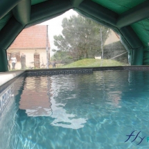 Une autre vue prise depuis l'intérieur, pour un abri piscine à 5 pans coupés.