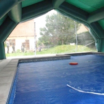 Les abris piscine procurent un large volume utile pour travailler et faire les travaux.