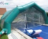 Tente gonflable abri piscine à 5 pans coupés, couvrant une partie de la piscine.
