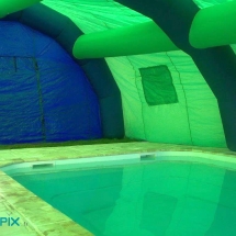 Vue intérieure d&#039;un abri piscine gonflable.