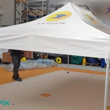 Les tentes pliables sont utilisées en environnement intérieur ou extérieur.