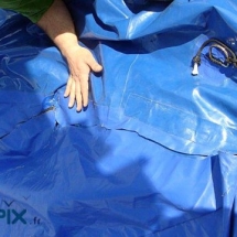 Une réparation a été réalisées sur une enveloppe de mur d'une tente gonflable.
