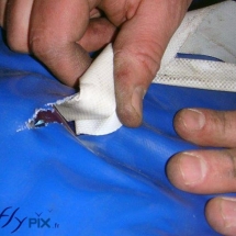 Exemple de déchirure d&#039;un boudin gonflable de tente en enveloppe PVC.