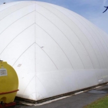 Un exemple de hangar gonflable de très grande taille, en forme de dôme.