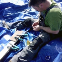 Réparation d'une enveloppe de tente gonflable par une technicien.