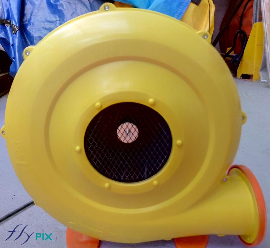 Exemple de turbine électrique utilisée pour le gonflage de structures gonflables ventilées par une turbine en permanence. - Copyright : Vivien LAÏLLE/FLYPIX, droits réservés. Exemple de turbine électrique utilisée pour le gonflage de structures gonflables ventilées par une turbine en permanence. - Copyright : Vivien LAÏLLE/FLYPIX, droits réservés.