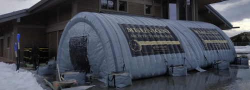 Réalisation en décembre dernier d'un abri gonflable de chantier en 2 modules, air captif, gonflé avec une pompe électrique. Ceux-ci ont été déployés en environnement montagneux, en Suisse, en plein hiver, pour protéger des chantiers en extérieur. – Droits réservés, reproduction interdite. Copyright FlyPix / Vivien LAÏLLE.