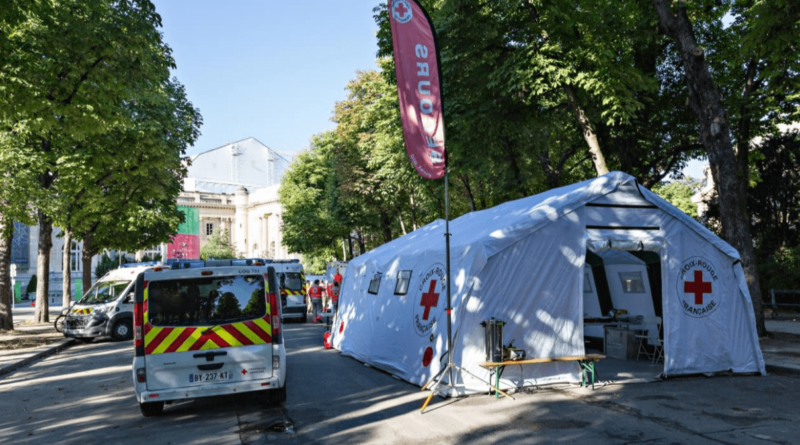 Dernièrement, réparation et SAV de 3 tentes postes médicaux avancés, pour la Croix Rouge Française. Nous avons réparé des trous et des déchirures, mais aussi fait des contrôles techniques, et aussi rajouté des murs de séparation et des marquages de banderoles amovibles fixées sur bandes velcro. – Droits réservés, reproduction interdite. Copyright FlyPix / Vivien LAÏLLE.