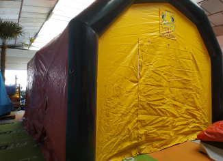 Nous avons fabriqué une tente médicale de premier secours, pour la BDA, en Belgique, un abri réalisé sur mesure par nos soins grâce à nos ingénieurs et techniciens. Cet abri est air captif, c’est à dire gonflé avec une pompe électrique et un régulateur de pression, une fois plié dans son sac de rangement, il prend très peu de place dans un véhicule de secourisme. – Droits réservés, reproduction interdite. Copyright FlyPix / Vivien LAÏLLE.