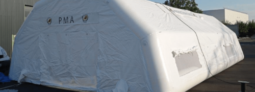 Nous sommes heureux de vous annoncer que nous avons fabriqué une tente de poste médical avance (tente PMA), pour l'Armée Française (La Protection Civile du Niger), pour l'Ambassade de France au Niger, en Afrique. Il s'agit ici d'un abri médical de premiers secours, de dimensions 10 x 6 m, air captif, gonflé avec une pompe électrique et doté d'un régulateur de pression. Cette tente de premiers soins a été fabriquée sur mesure en France par nos soins, grâce à notre équipe d'ingénieurs et de techniciens aguerris et expérimentés. – Droits réservés, reproduction interdite. Copyright FlyPix / Vivien LAÏLLE.