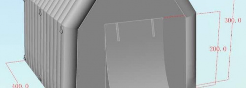 Nous avons collaboré dernièrement avec la Marine Nationale (Armée Française) pour la réalisation d’une tente gonflable PMA (Poste Médical Avancé). Elle pourra être utilisée sur le pont de leur navire, dans le cadre de l’accueil et de l’assistance aux réfugiés en mer dans la Manche, entre les côtes françaises et britanniques. Cet abri gonflable, air captif, en enveloppe PVC 0.6 mm double peau capitonnée est résistante, elle mesure L = 4 x l = 3 m, soi une surface utile S = 12 m2. – Droits réservés, reproduction interdite. Copyright FlyPix / Vivien LAÏLLE.