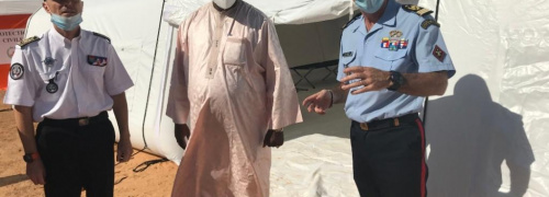 Nous sommes heureux de vous annoncer que nous avons collaboré dernièrement avec  l'Armée Française (la Protection Civile du Niger), via l'ambassade de France du Niger). Le 26 novembre 2020, a eu lieu une cérémonie officielle de présentation des tentes gonflables de type postes médicaux avancés (tentes PMA), auprès des militaires et des officiers du Niger, mais aussi des officiels locaux. – Droits réservés, reproduction interdite. Copyright FlyPix / Vivien LAÏLLE.
