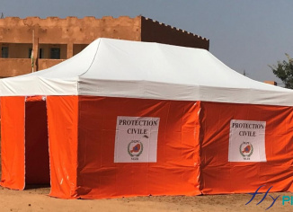 Nous avons fabriqué pour l'Armée Française, pour la Protection Civile du Niger, de l'Ambassade de France du Niger, un lot de 20 tentes pliables poste médical avancé (tentes PMA pliables). Ce sont des abris de postes médicaux avancés, de dimensions L = 6 x l = 3 m, S = 18 m2, et personnalisés avec des marquages et des impressions avec le logo de la Protection Civile du Niger. Il s'agit de 2 kits de tentes pliables, fournis avec les lestages, et les armatures en métal pliables ; c'est une solution qui reste robuste et très fiable– Droits réservés, reproduction interdite. Copyright FlyPix / Vivien LAÏLLE.