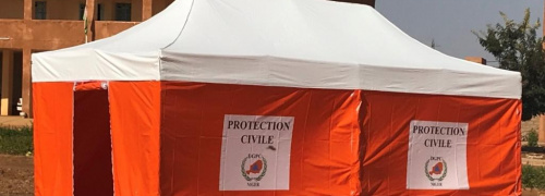 Nous avons fabriqué pour l'Armée Française, pour la Protection Civile du Niger, de l'Ambassade de France du Niger, un lot de 20 tentes pliables poste médical avancé (tentes PMA pliables). Ce sont des abris de postes médicaux avancés, de dimensions L = 6 x l = 3 m, S = 18 m2, et personnalisés avec des marquages et des impressions avec le logo de la Protection Civile du Niger. Il s'agit de 2 kits de tentes pliables, fournis avec les lestages, et les armatures en métal pliables ; c'est une solution qui reste robuste et très fiable– Droits réservés, reproduction interdite. Copyright FlyPix / Vivien LAÏLLE.