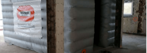 Dans le cadre d'un chantier BTP en environnement urbain, nous avons fabriqué un abri gonflable de chantier optimisé pour la réduction de bruits, anti-acoustique, pour la société Bouygues Bâtiment. Cette tente gonflable, en enveloppe PVC double peau capitonnée, et air captif (gonflée avec une pompe électrique), permet une atténuation des bruits de machines. Nous proposons une atténuation de bruits avec un coefficient mesuré par microphones Rw+C (in situ) de -18 à -20 décibels, grâce à un phénomène physique nommé masse-ressort-masse (test CSTB et test in situ). Cette excellente solution technique permet, grâce à de très bonnes performances d'atténuation de bruits, de réduire les nuisances sonores en ville, et d'améliorer le confort des habitants. – Droits réservés, reproduction interdite. Copyright FlyPix / Vivien LAÏLLE.