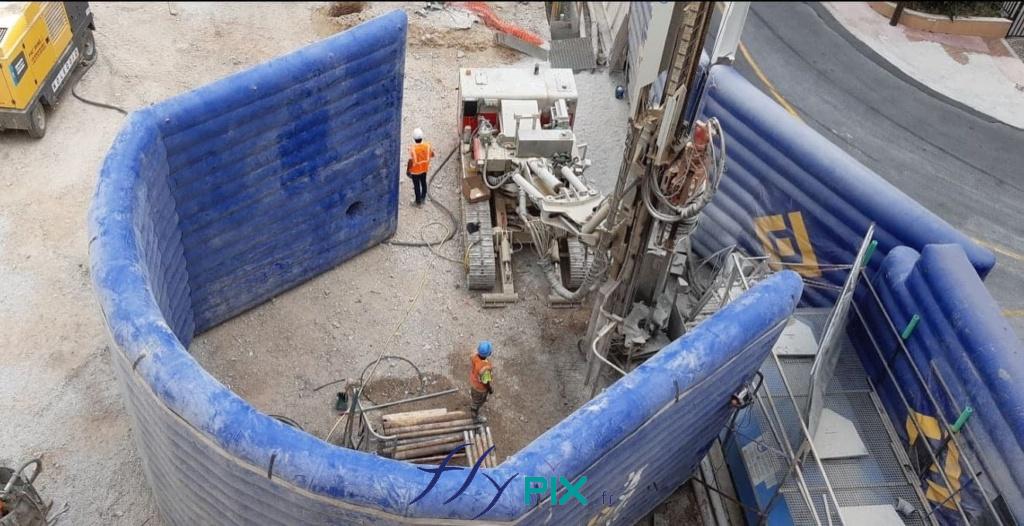 Un mur gonflable air captif, et de grande taille, pour la réduction de bruits pendant les chantier urbains. Il permet de couvrir le bruit des machines en ville.