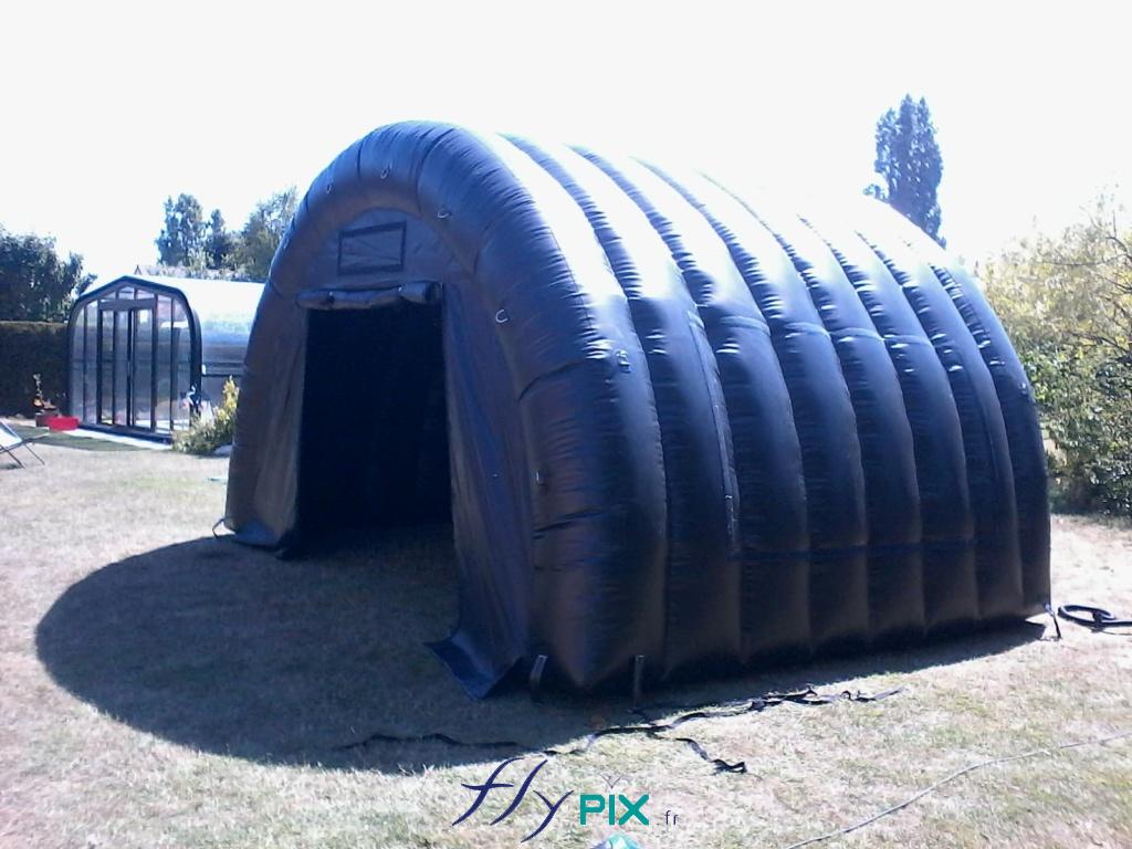 Une tente de stockage de longue durée en environnement extérieur, air captif, en enveloppe PVC 0.6 mm double peau capitonnée.