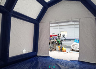 Nous sommes heureux d'avoir collaboré avec la société Etienne Lacroix, dans le cadre de la fabrication sur mesure d'une tente médicale à usage militaire, pour l'utiliser comme abri de premiers secours. C'est une tente médicale PMA (Poste Médical Avancé) de couleurs blanc et bleu, de dimensions intérieures utiles 4 x 3 m, entièrement en enveloppe PVC 0.6 mm simple peau ; une structure gonflable air captif, c'est-à-dire gonflée à l'air avec une pompe électrique. – Droits réservés, reproduction interdite. Copyright FlyPix / Vivien LAÏLLE.