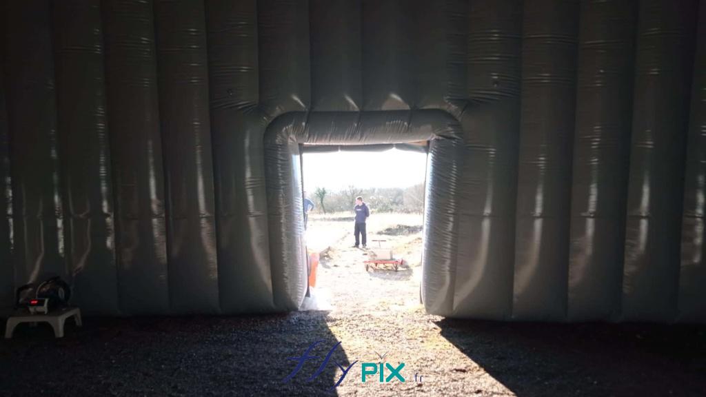 Une prise de vue photographique, prise depuis l'intérieur de la tente gonflable, dans l'axe de la porte de service latérale. Le volume intérieur utile est très important pour des utilisations polyvalentes. - Droits réservés, copyrights FLYPIX.