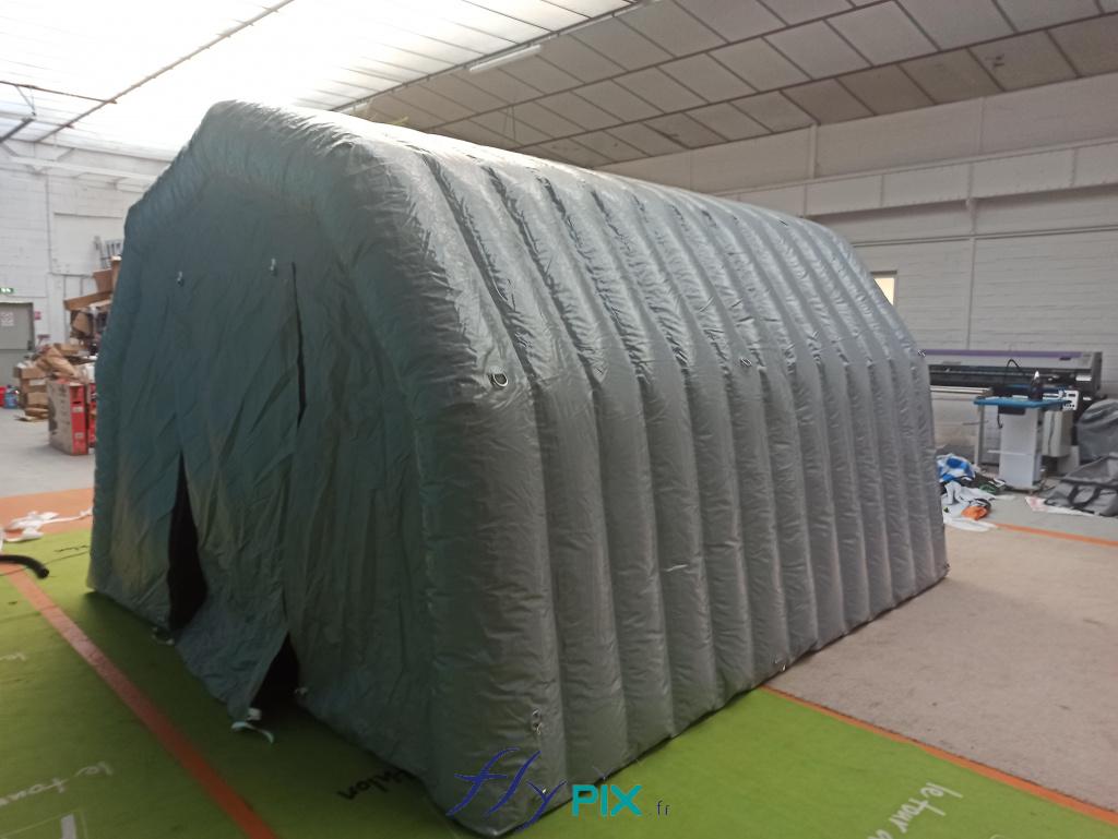 Tente PMA gonflable L = 4 x l = 3 m, S = 12 m2, air captif + pompe, enveloppe PVC 0.6 mm double peau capitonnée– Droits réservés, reproduction interdite. Copyright FlyPix / Vivien LAÏLLE.