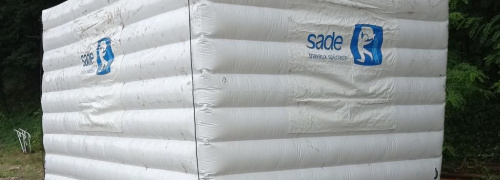 Afin de protéger les riverains d'un quartier en ville, l'entreprise SADE a commandité à FlyPix la fabrication sur mesure d'un ensemble de 2 murs gonflables de réduction de bruit, en forme de L, afin d'isoler des machines lors pendant un chantier. Ces murs anti-bruit sont des structures gonflables air captif, entièrement en enveloppe PVC 0.6 mm, gonflées à l'air avec une pompe électrique. Ce sont des solutions très performantes pour réduire le bruit et les nuisances sonores provoquées par des travaux en zone urbaine. – Droits réservés, reproduction interdite. Copyright FlyPix / Vivien LAÏLLE.