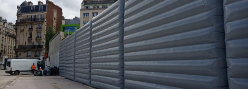 Dans le cadre de la protection des riverains et des habitants d'un quartier de la ville de Paris, contre les nuisances sonores induites par un gros chantier, la RATP a demandé à FlyPix la fabrication et l'installation d'un lot de 32 murs gonflables de réduction de bruits. Ces murs anti-acoustiques qui sont des structures gonflables air captif étanches en enveloppe PVC 0.6 mm double peau capitonnée, sont disposées tout autour des machines du chantier parisien et assurent une réduction de bruit efficace et durable, pendant toute la durée des travaux. – Droits réservés, reproduction interdite. Copyright FlyPix / Vivien LAÏLLE.