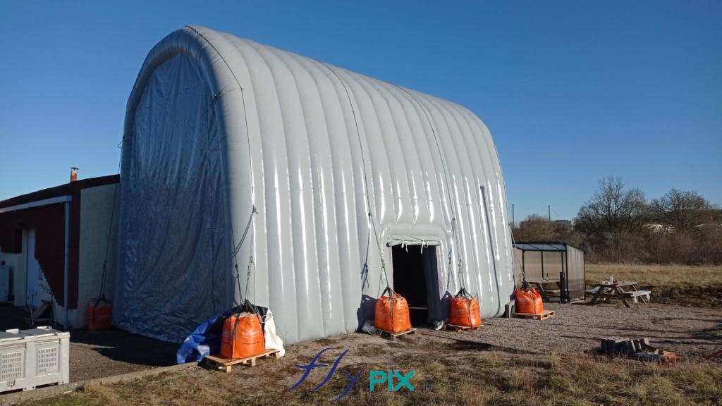 Une tente de chantier en enveloppe PVC 0.6 mm double peau capitonnée, fabriquée pour la société THALES.