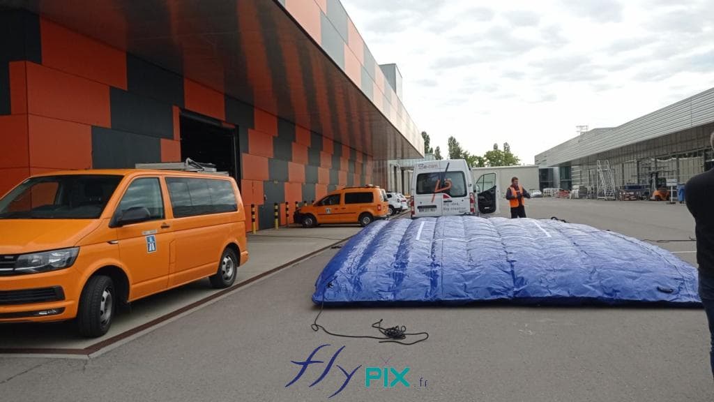 Déploiement d'un mur gonflable de réduction de bruit, pendant la phase de formation des opérateurs sur le terrain, proche du chantier luxembourgeois.