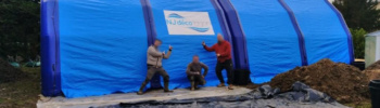 Pour la société NJ Décobéton, implantée à Saint-Symphorien-sur-Coise dans le département du Rhône, en région Auvergne-Rhône-Alpes, et spécialisée dans les chantiers de poses de liners et de rénovations de piscines, nous avons fabriqué sur mesure un abri gonflable personnalisé, air captif, gonflé par une pompe électrique. - Droits réservés, copyrights FLYPIX/Vivien LAÏLLE.