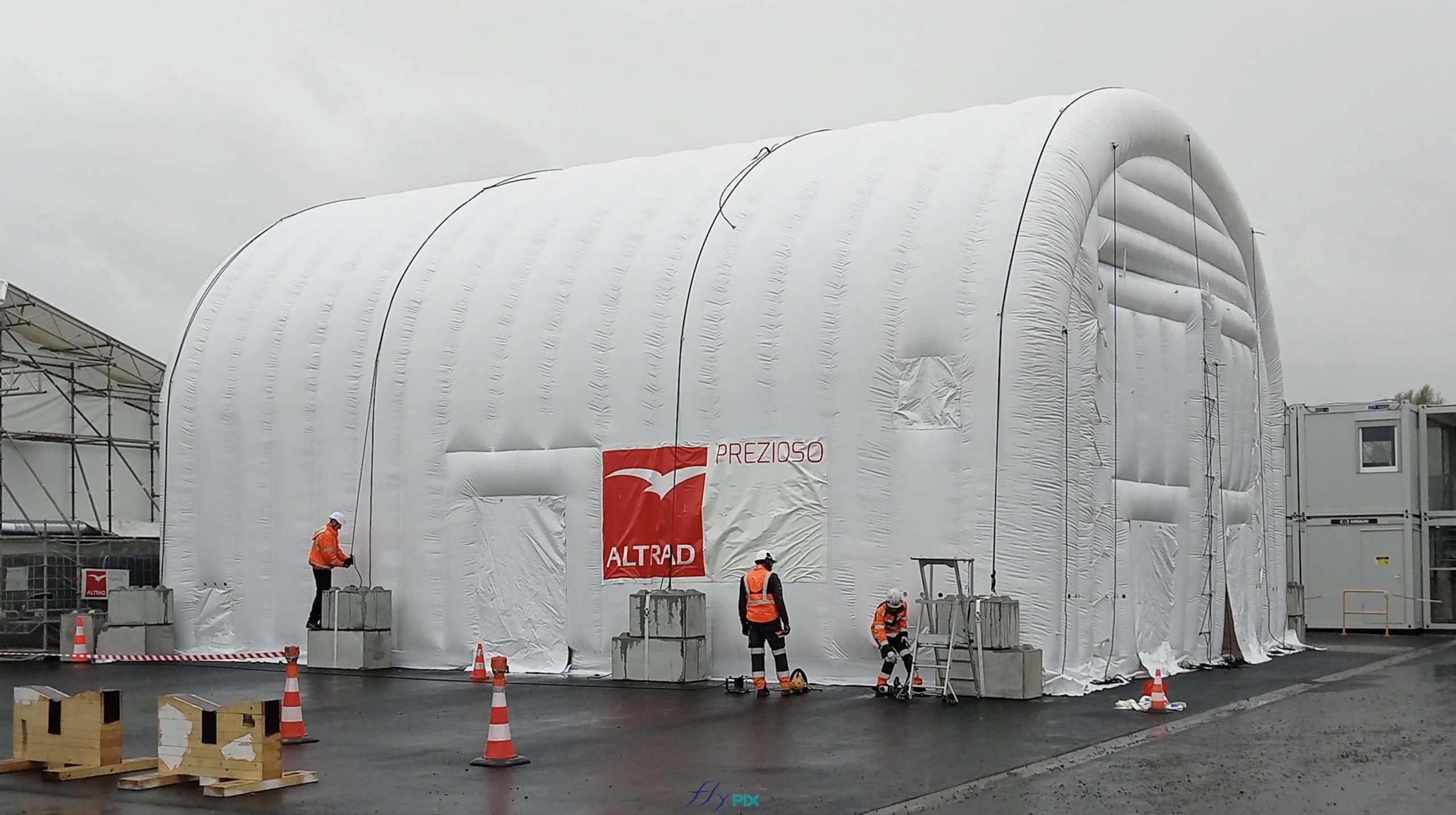 Voici un très gros hangar gonflable de dimensions intérieures utiles L = 15 m x l = 11 m x H = 11 m en forme de U inversé, air captif, fabriquée que mesure par nos soins dans nos ateliers à Orléans, grâce au savoir-faire de nos ingénieurs et techniciens. - Droits réservés, copyrights FLYPIX.