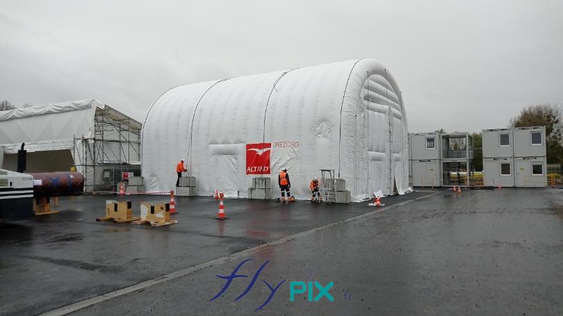 Une vue générale de la tente gonflable industielle air captif, dans son contexte, lors de l'installation de la structure sur le site d'ALTRAD. - Droits réservés, copyrights FLYPIX.