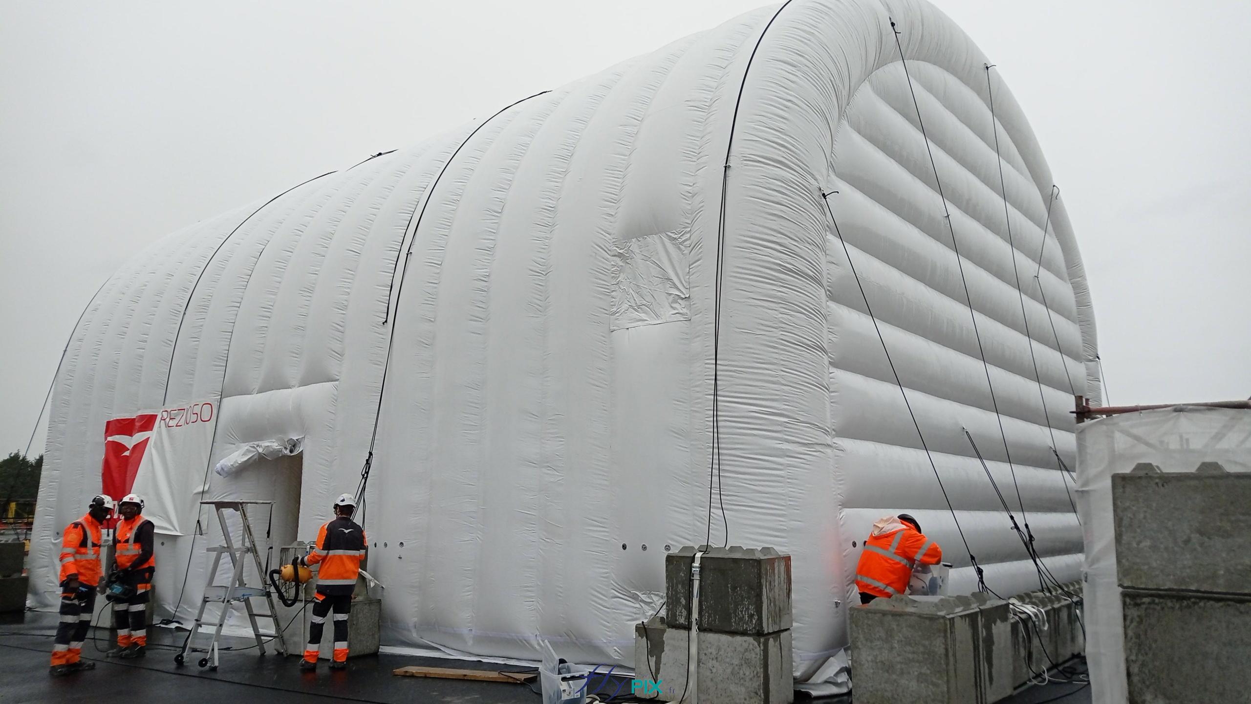 Des techniciens procèdent aux manœuvres pour l'installation et la mise en place du hangar gonflable, sur l'un des sites de la société ALTRAD / PREZIOSO. Sur ce type de projet, nous assurons à nos commanditaires : conseils, aides, accompagnements, conceptions, études de modélisations et d'infographies 3D, études d'ingénieries et de contraintes physiques, fabrication, pose, installation, SAV, assistance, maintenance. - Droits réservés, copyrights FLYPIX.