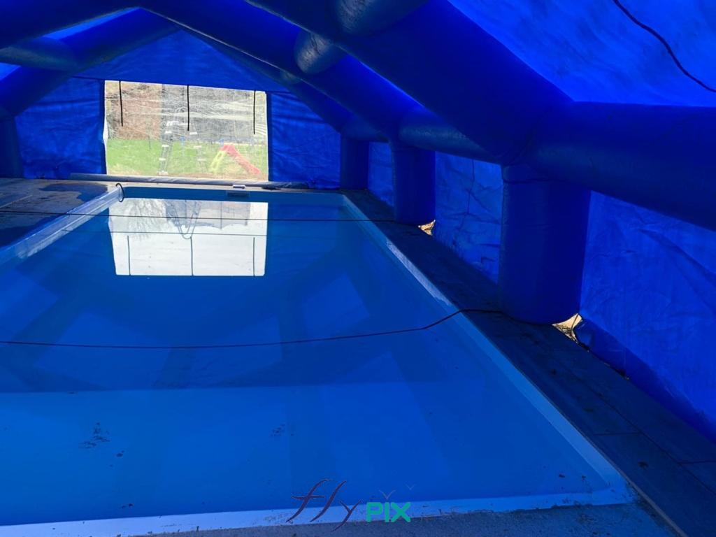 Une autre photo présentant une vue de l'intérieur de la tente gonflable de chantier piscine. Les boudins d'ossatures interconnectés, le squelette de l'abri gonflable sont solides et robustes, grâce à un bon diamètre d'épaisseur. Ils sont gonflés d'un seul tenant. - Droits réservés, copyrights FLYPIX.