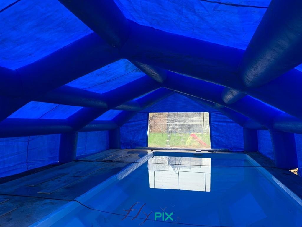 Une prise de vue photographique de l'intérieur de la tente gonflable de chantier piscine. La toiture est volontairement haute (2.5 m à 3 m), afin de garantir une pente suffisante pour un écoulement optimal des eaux de pluie en cas d'intempéries. - Droits réservés, copyrights FLYPIX.