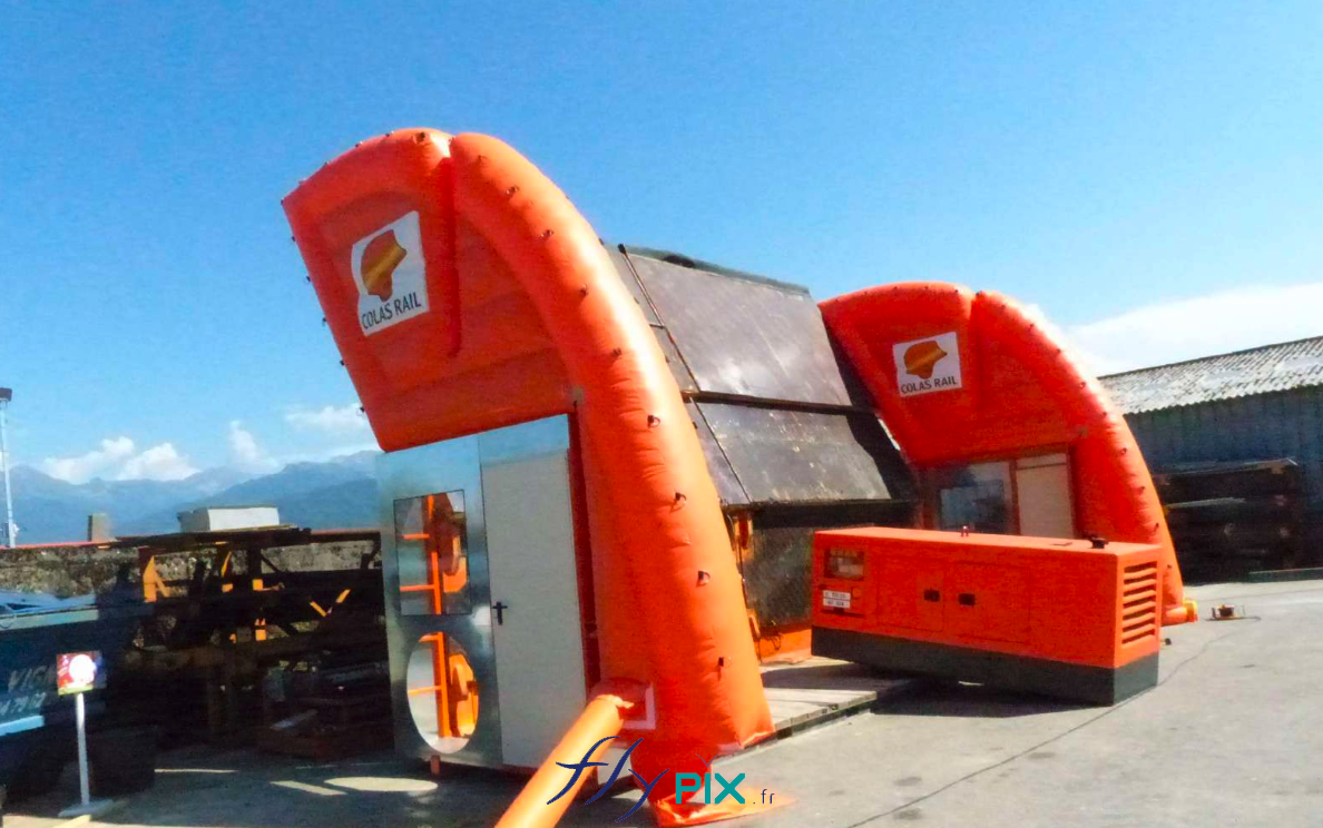 Un abri gonflable installé pendant l'accomplissement d'un chantier dans un tunnel, pour un métro en milieu urbain, en environnement souterrain.