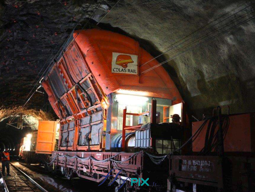 Un abri gonflable installé pendant l'accomplissement d'un chantier dans un tunnel, pour un métro en milieu urbain, en environnement souterrain.