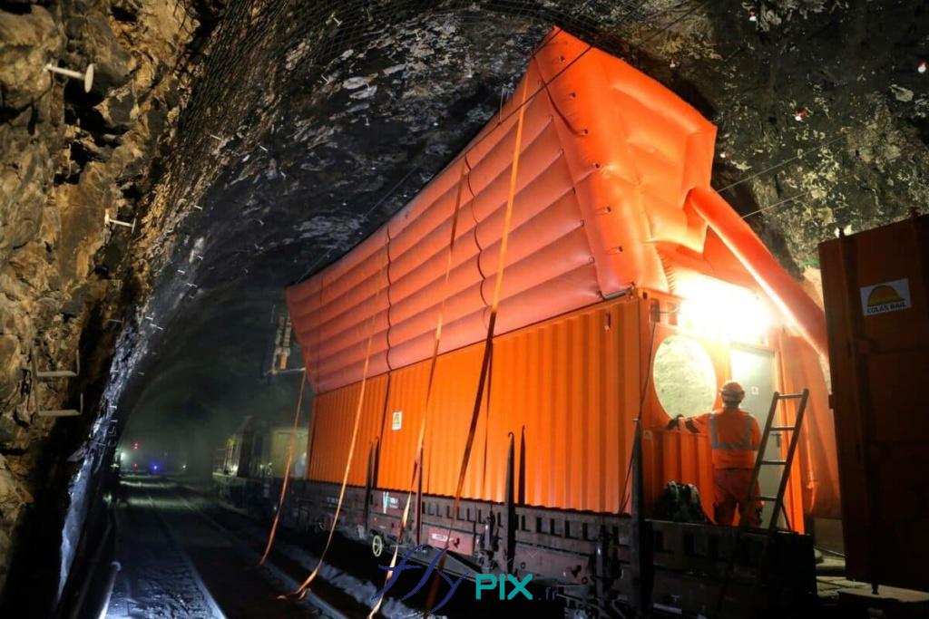 Un abri gonflable installé pendant l'accomplissement d'un chantier dans un tunnel, pour un métro en milieu urbain, en environnement souterrain.