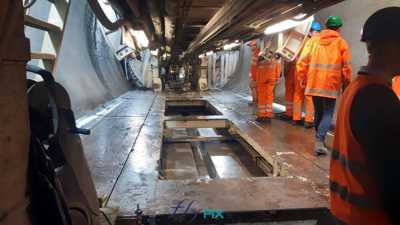 Vue intérieure dans abri gonflable installé pendant l'accomplissement d'un chantier dans un tunnel, pour un métro en milieu urbain, en environnement souterrain.