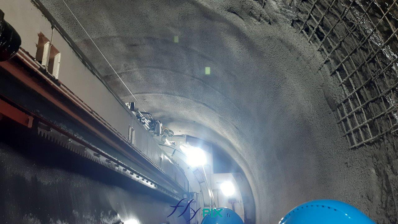 Vue intérieure dans abri gonflable installé pendant l'accomplissement d'un chantier dans un tunnel, pour un métro en milieu urbain, en environnement souterrain.