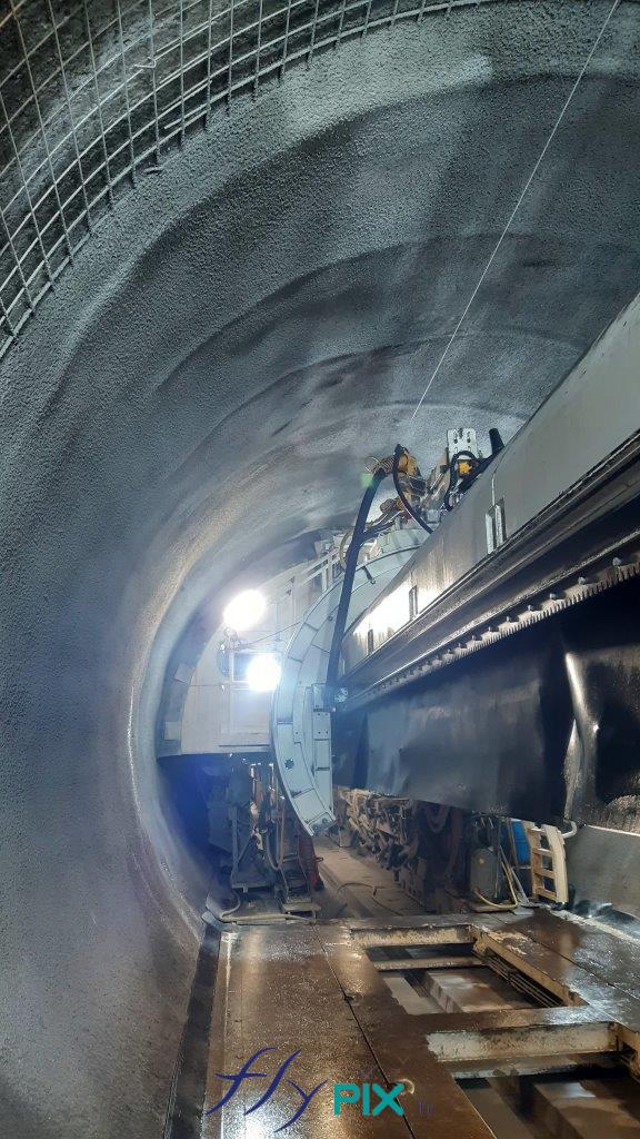 Vue intérieure dans abri gonflable installé pendant l'accomplissement d'un chantier dans un tunnel, pour un métro en milieu urbain, en environnement souterrain.