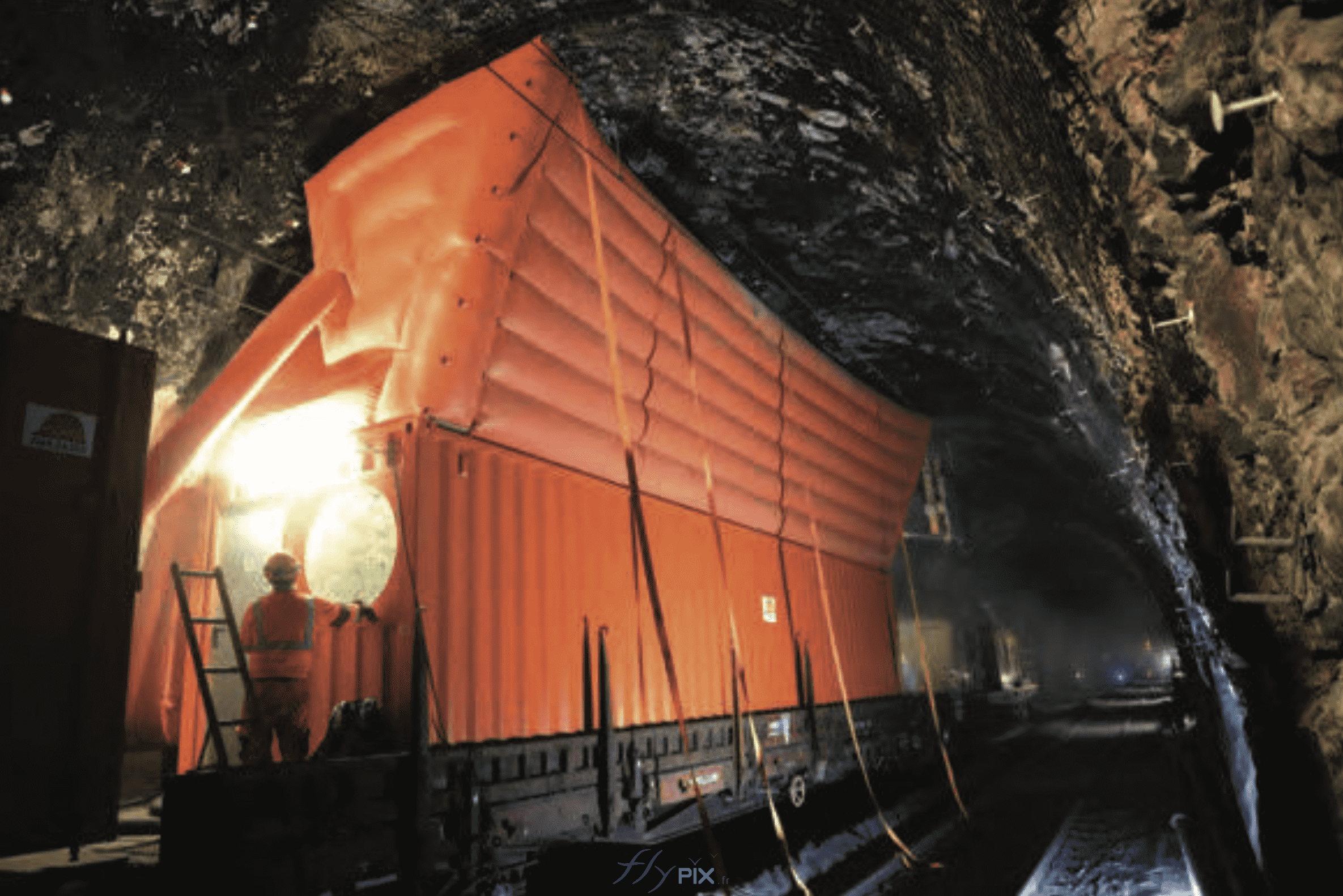 Un abri gonflable installé pendant l'accomplissement d'un chantier dans un tunnel, pour un métro en milieu urbain, en environnement souterrain.